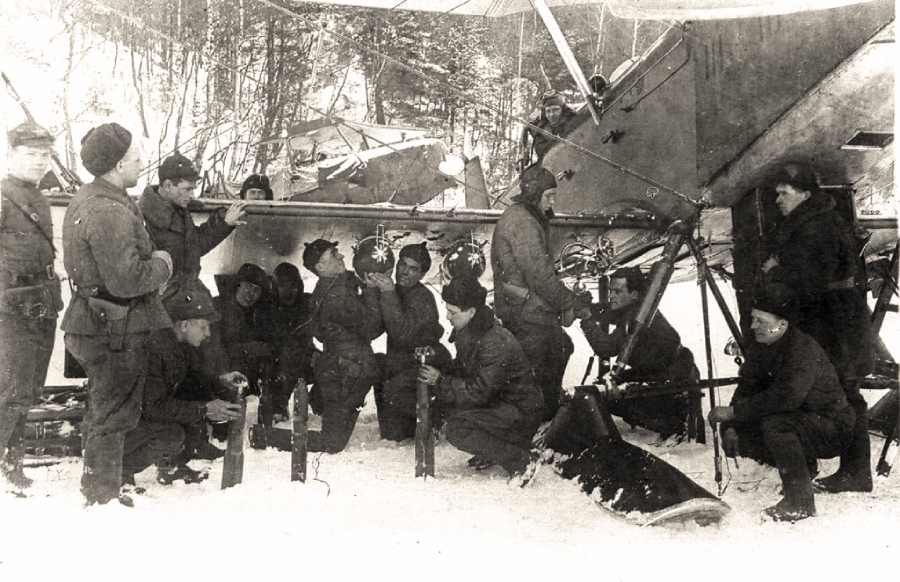 Личный состав 5-й эскадрильи 7-го ЛШАП. Справа стоит командир эскадрильи майор А.Н. Шуст.