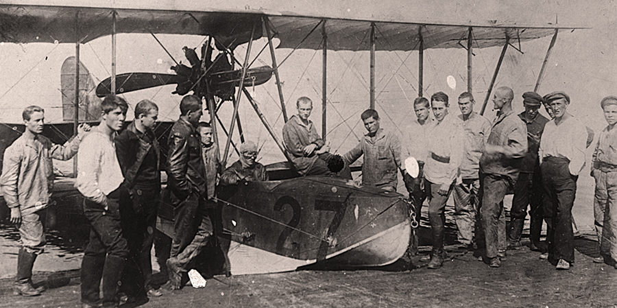 Группа учлётов на Гутуевском острове, 1919 г.