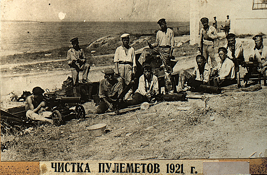 Чистка пулемётов в школе