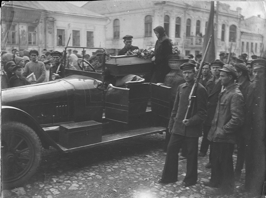 Похороны учлёта Постовского (предположительно). Постовский Иван Константинович, 1893 г. рождения, слесарь, соцпроисхождение – из крестьян.