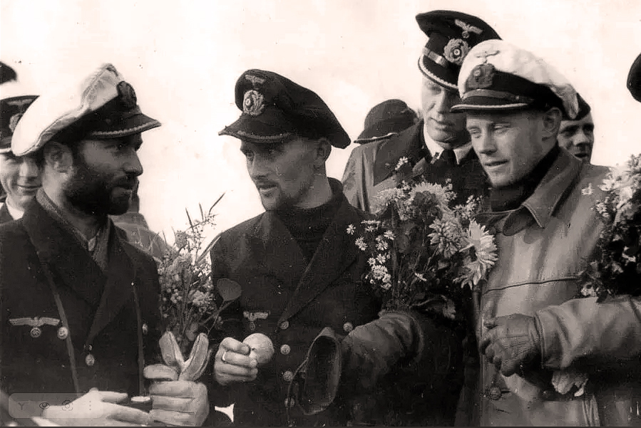 Обсуждение подробностей разгрома SL-125 в Бресте, 5 ноября 1942 года. Слева направо: капитан-лейтенант Ханс Шток, командир U 659, инженер U 604 обер-лейтенант Хельмут Юргенс и командир U 604 капитан-лейтенант Хорст Хёльтринг. На заднем плане командир флотилии капитан-лейтенант Генрих Леманн-Вилленброк