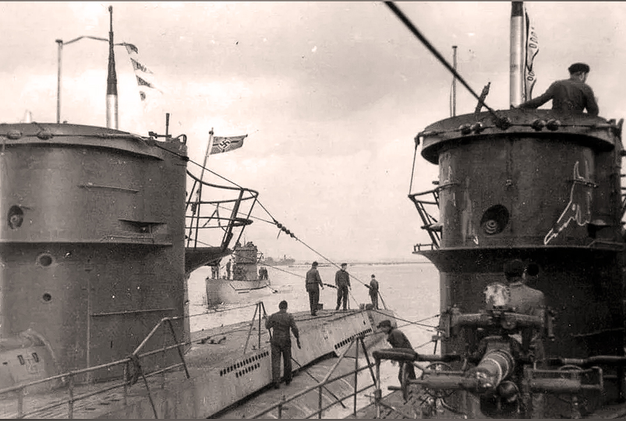 Возвращение в Брест лодок группы «Секира», 5 ноября 1942 года. На переднем плане U 659 и U 604, позади подходит U 409. Для всех трёх лодок перехват конвоя SL-125 был результативным, о чём свидетельствуют вымпелы на рубках